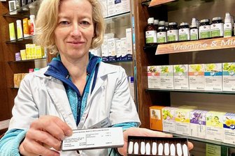 Arzneimangel: Apothekerin in Erzgebirge stellt Fieberzäpfchen für Kinder selbst her - Apothekerin Antje Bertram mit den selbst hergestellten Zäpfchen für Kinder, die unter Fieber leiden. Der Wirkstoff Paracetamol soll ihnen Linderung verschaffen.