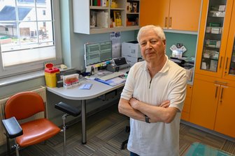 Arzt aus dem Erzgebirge geht mit 82 in Rente: „Work-Life-Balance gab es für mich nie“ - Frank Hänig (82) in seinem Untersuchungszimmer. Er wohnt im selben Haus, in dem er in Neukirchen im Erzgebirge praktiziert.