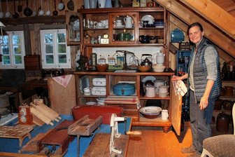 Arzt-Ehepaar aus Stangendorf huldigt dem Bauernstand - Sabine Weichsel in der historischen Küche des Museums.