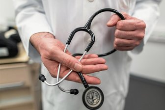 Arzt-Notdienste im Vogtland neu geregelt - Niedergelassene Ärzte aus dem Vogtlandkreis übernehmen die Dienste in den Portalpraxen in Plauen und Rodewisch. Eigentlich sollten die beiden Praxen bereits seit dem Frühjahr in Betrieb sein. Aufgrund der Coronapandemie verzögerte sich jedoch der Start.