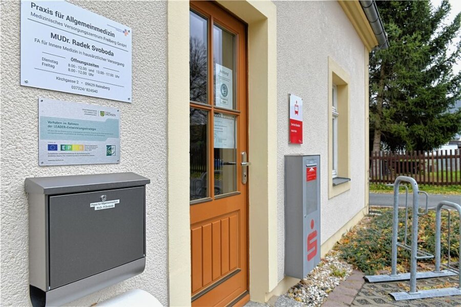 Arztpraxis in Reinsberg geschlossen - Die Arztpraxis in den ehemaligen Räumen der Sparkasse am Rathaus von Reinsberg ist derzeit geschlossen. r