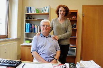 Arztpraxis in Zwickau: Generationswechsel ist geglückt - Der stolze Vater: Dr. Klaus Brode mit Tochter Elisabeth, die als Internistin ab April seine Praxis am Dr.-Friedrichs-Ring übernimmt. 
