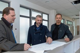 Arztpraxis zieht in Auerbacher Nicolaipassage um - Andreas Lenk (Mitte) eröffnet am 1. November seine Praxis für Innere Medizin und Pneumologie in der Nicolaipassage. Stephan Hofmann von der neuen Eigentümer-Gesellschaft (links) und der frischgebackene Verwalter Pierre Grimm setzen im Innenbereich der Immobilie vor allem auf die Themen Medizin und Gesundheit. 