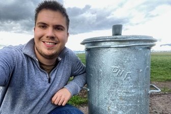 Aschekübel aus Vogtland lassen Sammlerherz höher schlagen - Sammler Alexander Smoljanovic kann es kaum fassen: Aus einem Bestand in Muldenhammer hat er einen verzinkten Aschekübel, Produktionsjahr 1991, bekommen. Die einst in der DDR im Dorfstädter Metallwerk gefertigten Mülltonnen sind heute selten.