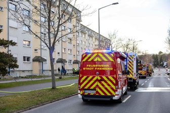Aschenbecher qualmt, Rauchmelder schrillt: Feuerwehreinsatz in Freiberg - Feuerwehrfahrzeuge stehen am Dienstagabend auf der Karl-Kegel-Straße in Freiberg.