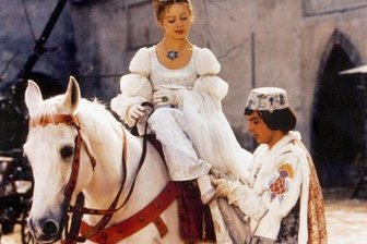 «Aschenbrödel»-Darstellerin im Interview: Schnee gab Märchen seine Reinheit - Die Schauspielerin Libuše Šafránková mit Pavel Trávníček im Film "Drei Haselnüsse für Aschenbrödel".