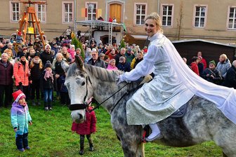 Aschenbrödel hoch zu Ross: Das erste Adventswochenende in der Region Mittweida - Der Höhepunkt der Schlossweihnacht in Ringethal: Victoria Hartwig kommt am Sonntagnachmittag wieder als Aschenbrödel auf den Platz zwischen Schloss und Kirche eingeritten. Sie trägt dabei das Hochzeitskleid aus dem berühmten Film.