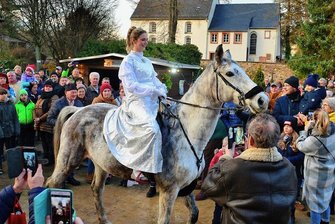 Aschenbrödel reitet in den Advent und die Region Rochlitz feiert die Weihnachtszeit - Victoria Hartwig kam am Sonntagnachmittag als Aschenbrödel auf den Platz zwischen Schloss und Kirche in Ringethal eingeritten.