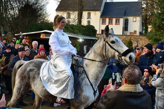 Aschenbrödel reitet wieder: Das erste Adventswochenende in der Region Mittweida - Aschenbrödel hoch zu Ross: 2022 hatte Victoria Hartwig zur Schlossweihnacht in Ringethal ihren ersten Auftritt, natürlich im Hochzeitskleid aus dem berühmten Film.