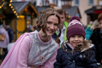 Aschenbrödel und Märchenprinz begeistern Hunderte Erzgebirger – die schönsten Bilder vom Besuch - Beim Rundgang über den Annaberger Weihnachtsmarkt war das Aschenbrödel ein vielgefragtes Fotomotiv. Auch die fünfjährige Juna ließ sich diese Gelegenheit nicht entgehen.