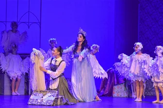 Aschenbrödel verzaubert Theaterbesucher in Bad Elster - Eine zauberhafte Premiere des Märchenballetts "Aschenbrödel" von Johann Strauß erlebten die Besucher am Freitag im König-Albert-Theater Bad Elster. Im Foto: eine Szene mit Ikonija Pelemiš (links) als Aschenbrödel.