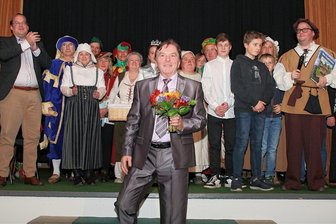 Aschenbrödels Prinz erzählt im Vogtland seine Geschichte - Pavel Travnicek am Samstag in Lengenfeld mit den stilecht kostümierten Organisatoren des Fördervereins des Stadtmuseums.