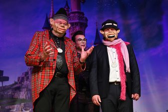 Aschermittwoch in Penig: Diese Glanznummern hatte der Abend zu bieten - Kommunalpolitischer Aschermittwoch im Peniger Kultur- und Schützenhaus: Bauchredner Roy Reinker machte Ex-Landrat Matthias Damm (links) und den Lunzenauer Bürgermeister Ronny Hofmann zu Bauchrednerpuppen.