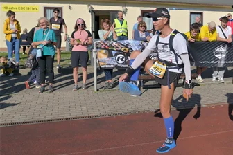 Asiate läuft sich im Erzgebirge für Berlin-Marathon warm – in Flip-Flops - Drei-Talsperren-Marathon in Eibenstock. Start über die Marathon-Distanz. Kuo Chun Tsai aus Taiwan ist mit speziellen Flip-Flops gestartet.