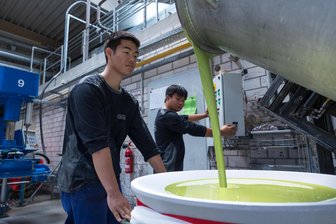 Asiaten auf dem Bagger und am Farbkessel im Vogtland: „In den Mint-Fächern sind die richtig gut“ - Vietnamesische Auszubildende gewinnen in Deutschland zunehmend an Bedeutung, so auch in Treuen.