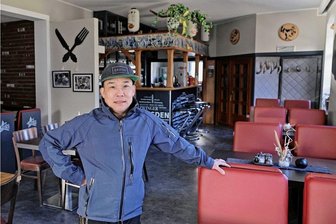 Asiatische Küche statt Steak: Neuer Wirt in Lichtensteiner Traditionslokal - Der neue Wirt heißt Truc Vu Van und fühlt sich wohl in Lichtenstein: Die Leute seien nett, die Stadt ruhig, meint er. In der Gaststube bleibt vieles, wie es war, etwa die Bar mit dem Bild des Dresdner Fürstenzuges. 