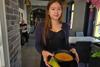 Asiatisches Flair: „Tam Tam“ bringt Gastronomie ins Werdauer Bahnhofsviertel - Neben zwei festangestellten Mitarbeitern packt auch die in Deutschland geborene Tochter Katty Do im Lokal ab und an zu.