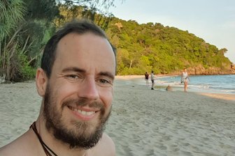 Asien statt Arbeit: Der Kerkeling des Vogtlands und das Glück des Loslassenkönnens - Nur kein Stress: Christian Paul am Strand des Nationalparks von Kho Lanta in Thailand. Im Sommer kehrt der Vogtländer mal wieder ins Vogtland zurück. Dann will er auch ein paar Vorträge halten - zum Beispiel zu Stress-Management.