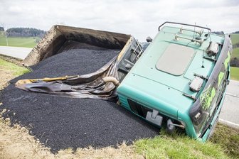 Asphalt-Laster umgekippt -