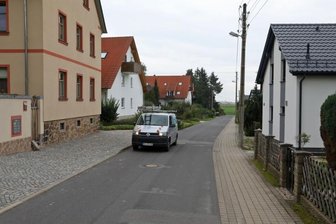 Asphaltbeton kommt auf Fahrbahn - Die Lauenhainer Straße soll eine Frischekur erhalten. 