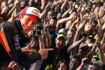 Asphaltkönig Marc Marquez ist der Gejagte - Dieser Mann zieht die Fans an: Marc Marquez im Vorjahr bei der Fahrerpräsentation in der Karthalle am Sachsenring.