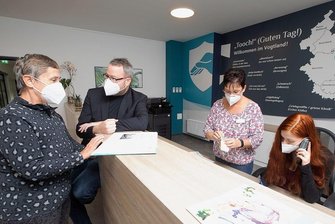 Aspida-Pflegecampus setzt auf generationsübergreifendes Konzept - "Tooch!" Auf gut Vogtländisch werden Besucher an der Rezeption des Pflegecampus begrüßt. Im Bild: Martina Strobel, Christophe Holzapfel, Yvonne Zöphel und Franziska Teuchert (von links).