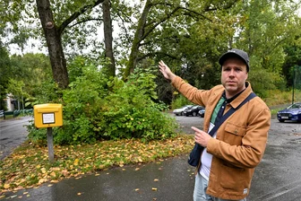 Ast kracht vor Chemnitzer Kita von Baum – und bleibt tagelang liegen - Vater Sebastian Despang an der Stelle, wo der Ast tagelang gelegen hat.