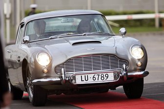 Aston Martin baut James Bonds Auto aus "Goldfinger" nach - Schauspielerin Ursula Andress fährt James Bonds Aston Martin DB5 zur Feier ihres 70. Geburtstags (Foto aus dem Jahr 2006).