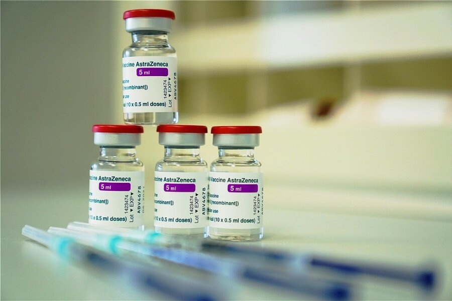 Astrazeneca-Impfstopp mit Folgen - Ampullen mit dem britisch-schwedischen Vakzin von Astrazeneca. 1,7 Millionen Dosen wurden in Deutschland schon verimpft. Damit ist vorerst Schluss. 