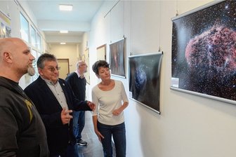 Astronomen setzten in Rodewisch Erfolgsgeschichte fort - "Impressionen des Sternenhimmels - aufgenommen mit der neuen Teleskopanlage der Sternwarte" - so heißt eine neue Ausstellung, die seit Samstag in Rodewisch zu sehen ist. Aufgenommen wurden die Bilder vom Reichenbacher Sven Hallmann (links). Außerdem im Bild Sternwartenleiter Olaf Graf und die Rodewischer Bürgermeisterin Kerstin Schöniger.