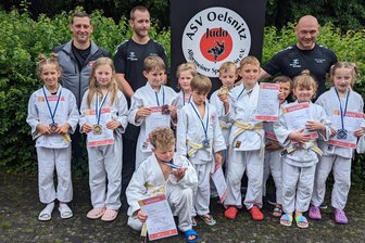 ASV Oelsnitz: Goldmedaille nach vier souveränen Siegen - Die Delegation des ASV Oelsnitz beim Turnier im Auma.