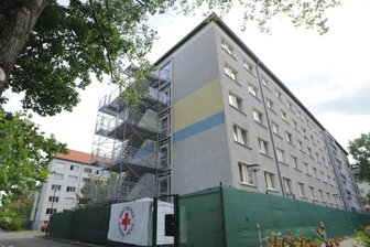 Asyl: Heimbetreuer verunsichert - Das Erstaufnahmeheim für Asylbewerber am Thüringer Weg in Bernsdorf. Zuletzt war nur etwa jeder dritte der 400 Plätze belegt. Dennoch eskalierte vergangenen Woche mehrfach die Situation, die Polizei musste einschreiten. Mehrere Unruhestifter wurden seither in andere Einrichtungen verlegt.