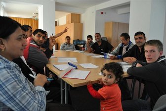 Asyl: In Mittelsachsen übersetzen auch Ehrenamtler - Im Mobendorfer Asylbewerberheim werden seit Jahren für Asylsuchende auch Sprachkurse angeboten. Kurse für die erste Orientierung sollen nun zentral gesteuert werden.