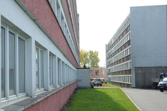 Asyl-Notunterkunft: Eltern wollen Kinder vom Sportinternat nehmen - Das Internat der Sportgymnasiasten und Sportoberschüler (rechts hinten) befindet sich direkt neben der geplanten Asyl-Notunterkunft (vorn links). Eltern und Vertreter der Vereine fürchten daher um die Sicherheit der Kinder und Jugendlichen, die in dem Internat untergebracht sind.
