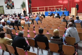 Asyl-Versammlung in Einsiedel: Freistaat hält an Erstaufnahme fest - Hat sich die Aufregung um das Erstaufnahmeheim im einstigen Pionierlager Einsiedel gelegt? Bei der Einwohnerversammlung im Gymnasium des Stadtteils blieben am Montag Abend viele Stühle frei. Die Diskussion verlief weitaus sachlicher als bei früheren Veranstaltungen dieser Art.