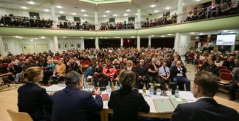 Asylbewerber: Ex-Pionierlager wird in Kürze Erstaufnahmeeinrichtung - Blick vom Podium: Revierleiterin Mandy Kürschner, Moderator Pfarrer Stephan Brenner, OB Barbara Ludwig und Sachsens oberster Asylkoordinator Dirk Diedrichs (von links) vor mehreren Hundert Einsiedlern.