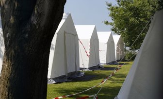 Asylbewerber: Freistaat lässt noch mehr Zelte errichten - Camping auf dem Gelände der Erstaufnahme-Einrichtung des Freistaats für Asylbewerber in Chemnitz-Ebersdorf: Oberbürgermeisterin Barbara Ludwig forderte den Freistaat diese Woche auf, die Zelte wieder abzubauen.
