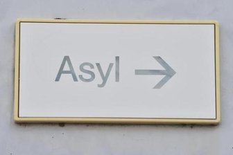 Asylbewerber protestieren gegen Unterbringung - 
