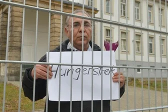 Der Iraner Ali Assadi streikt: Nach 17 Jahren im Heim, hier an der Chemnitzer Straße in Freiberg, ringt er um seine Menschenwürde.