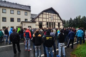 Asylbewerberheim in Nassau: 300 Teilnehmer bei Infoveranstaltung - Mehrere Personen mussten die Veranstaltung vor der Tür verfolgen, da der Saal des ehemaligen Hotels zu klein war.