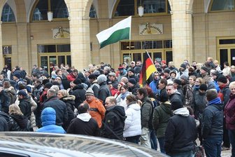Asylgegner demonstrieren durch Chemnitzer Innenstadt -