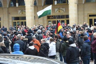 Asylgegner demonstrieren durch Chemnitzer Innenstadt -