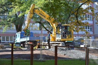 Asylgipfel in Mittelsachsen: Suche nach Lösungen auch für Freiberg - Auf dem Areal der Grundschule „Clemens Winkler“ in Freiberg laufen derzeit Vorbereitungsarbeiten, um Schulcontainer aufzustellen. Damit soll der Platzmangel in den Klassenzimmern temporär beseitigt werden. Die Schule steht auf der Sanierungsliste.