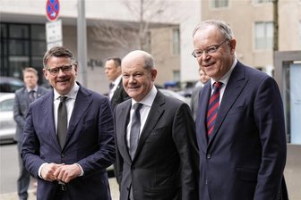 Asylgipfel: Schnelle Runde statt zäher Verhandlungsmarathon - Zufrieden: Hessens Ministerpräsident Boris Rhein (v.l.), Kanzler Olaf Scholz und Niedersachsens Regierungschef Stephan Weil.