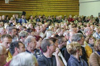 Asylheim in altem Pionierlager: Einwohnerversammlung und Demonstration in Einsiedel -