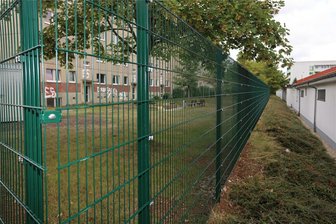 Asylheim in Eckersbach: Landratsamt nennt Zahl der Bewohner - Das neue Asylheim in Eckersbach ist von einem Metallzaun umgeben.