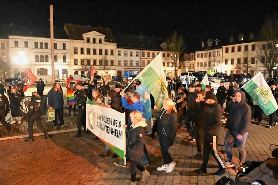 Asylheim in Rochlitz: Wenn sich zwei Fronten gegenüber stehen - Als der Tros, der gegen das Asylheim protestierte, nach einem Marsch durch die Stadt wieder auf den Markt einbog, kam es fast zum Zusammenstoß mit den Gegendemonstranten. 