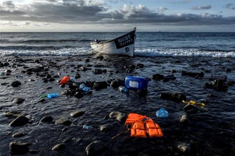 Asylreform: Kommen bald deutlich weniger Flüchtlinge nach Sachsen? - Mit diesem Holzboot flüchteten Marokkaner über den Atlantischen Ozean und strandeten an der Küste der Kanarischen Inseln. Die EU wird nun schärfere Zuwanderungsregeln einführen. Viele Flüchtlinge sollen bereits von der EU-Außengrenze abgeschoben werden.