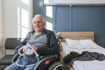 Atemaussetzer, Schlafwandeln und Schlaflosigkeit: Ein Besuch im Chemnitzer Schlaflabor - Wolfram Engel mit seiner Schlafmaske im Schlaflabor. Ihn stören die vielen Sensoren und Gurte nicht beim Schlafen.