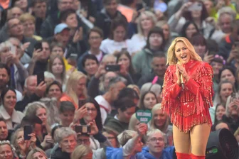 "Atemlos": 35.000 Fans bei Helene Fischers Tourauftakt -  Helene Fischer performte beim Tourauftakt in Dresden ihre größten Hits aus knapp 20 Jahren Bühnenkarriere, darunter "Atemlos durch die Nacht", "Herzbeben" und "Null auf 100".